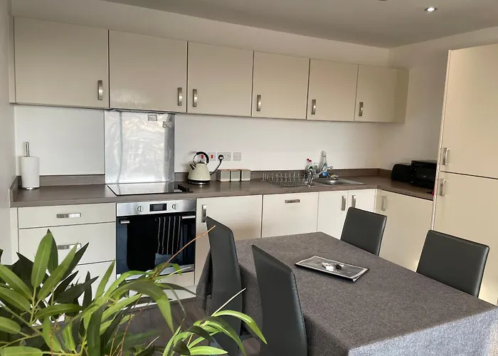 Balcony Marina Apartment With City Skyline Views - Free Secure Parking
